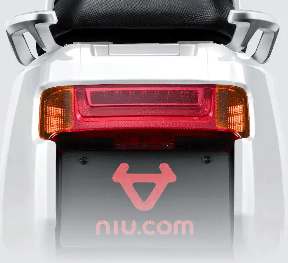 Fehér Niu közeli hátulról a lámpáról